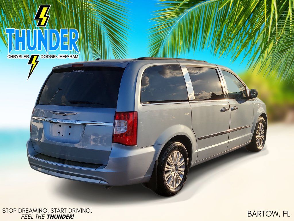 Used 2016 Chrysler Town & Country Touring-L FWD image 4
