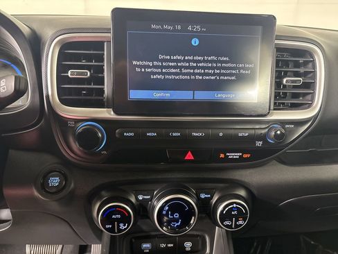 Used 2025 Hyundai Venue SEL FWD image 16