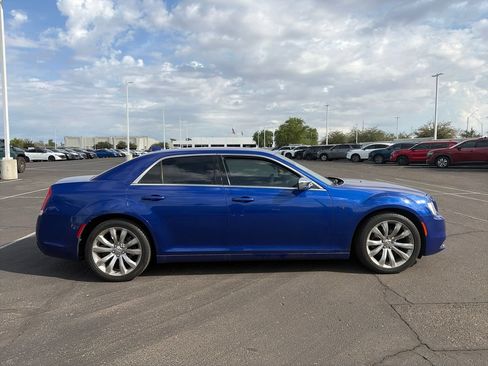 Used 2018 Chrysler 300 Touring w/ Chrome Appearance Package RWD image 4