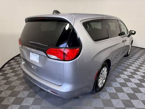 Used 2018 Chrysler Pacifica L FWD image 6