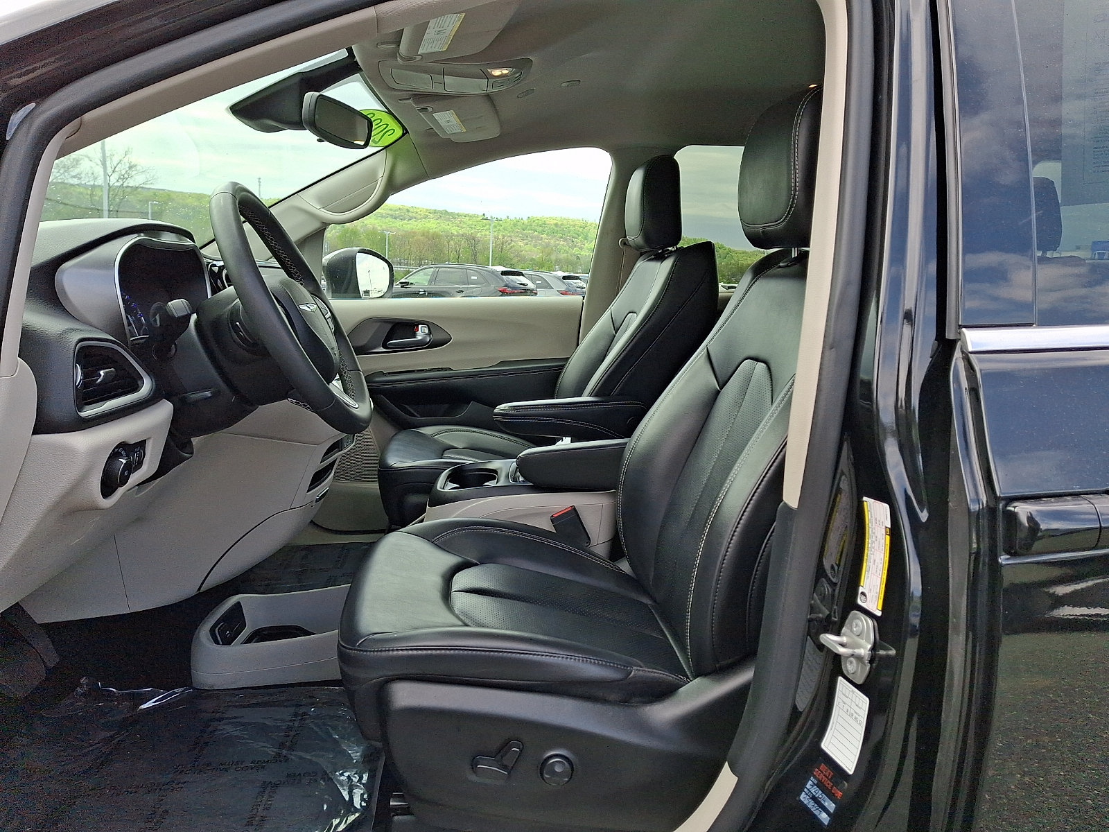 Used 2023 Chrysler Pacifica Touring-L FWD image 15