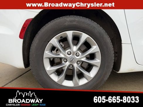 Used 2024 Chrysler Pacifica Touring-L image 9