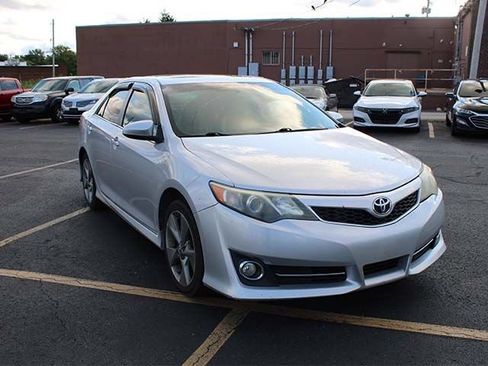 Used 2013 Toyota Camry SE w/ Leather Pkg FWD image 4