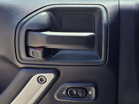 Used 2018 Jeep Wrangler Unlimited Sahara AWD/4WD image 29