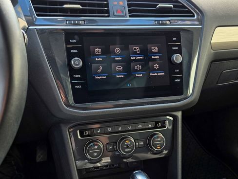 Used 2020 Volkswagen Tiguan SE w/ Panoramic Sunroof Package AWD/4WD image 17