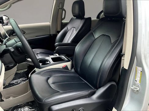 Used 2024 Chrysler Pacifica Touring-L FWD image 17
