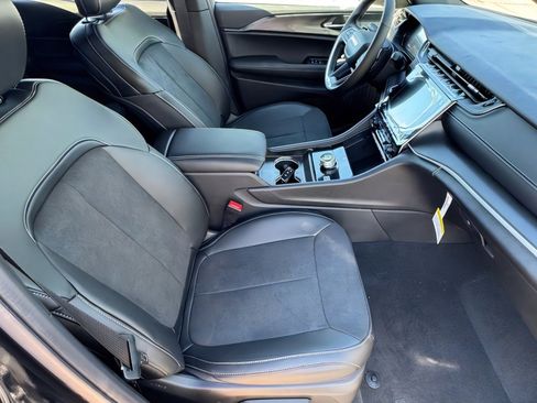 New 2025 Jeep Grand Cherokee Altitude image 11