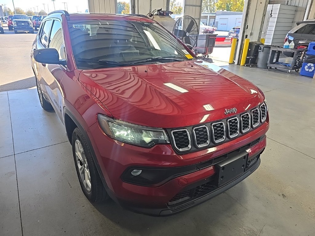 Used 2025 Jeep Compass Latitude w/ Sun & Sound Group AWD/4WD image 1