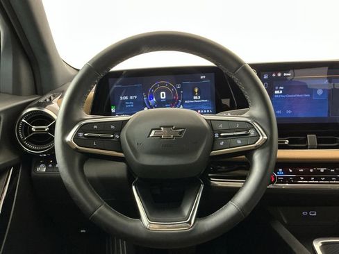 Used 2025 Chevrolet Equinox ACTIV w/ Safety and Technology Package FWD image 16
