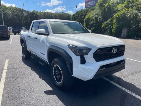 Used 2025 Toyota Tacoma TRD Off-Road AWD/4WD image 1