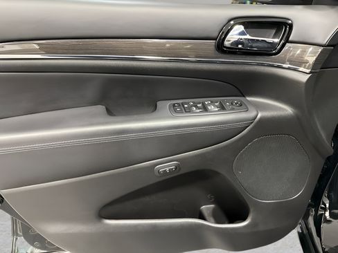 Used 2020 Jeep Grand Cherokee Overland AWD/4WD image 9