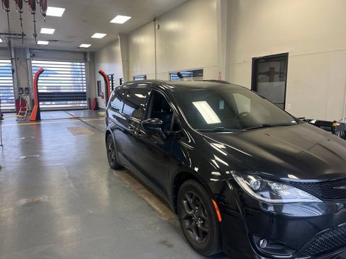 Used 2018 Chrysler Pacifica Touring-L w/ S Appearance Package FWD image 1