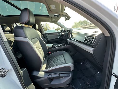 Used 2025 Volkswagen Atlas Peak Edition SE image 29