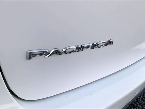 Used 2022 Chrysler Pacifica Limited FWD image 30