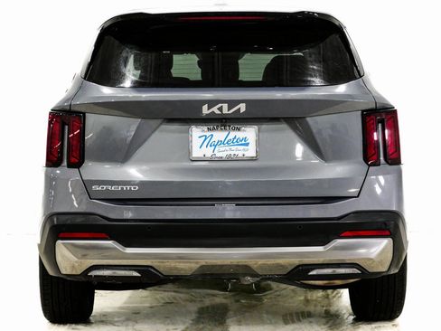 Used 2024 Kia Sorento S image 7