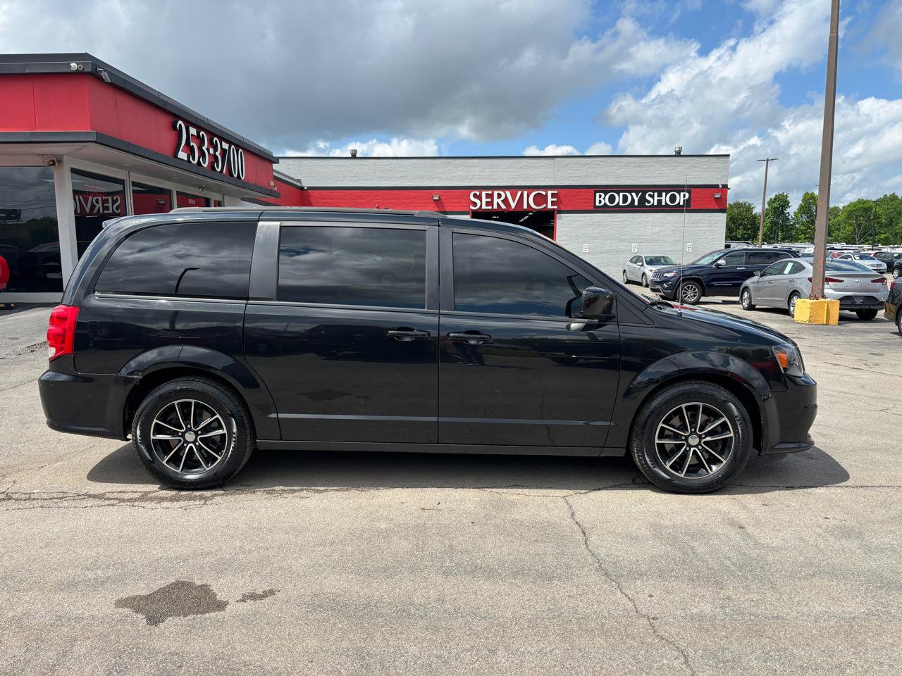 Used 2018 Dodge Grand Caravan GT FWD image 2