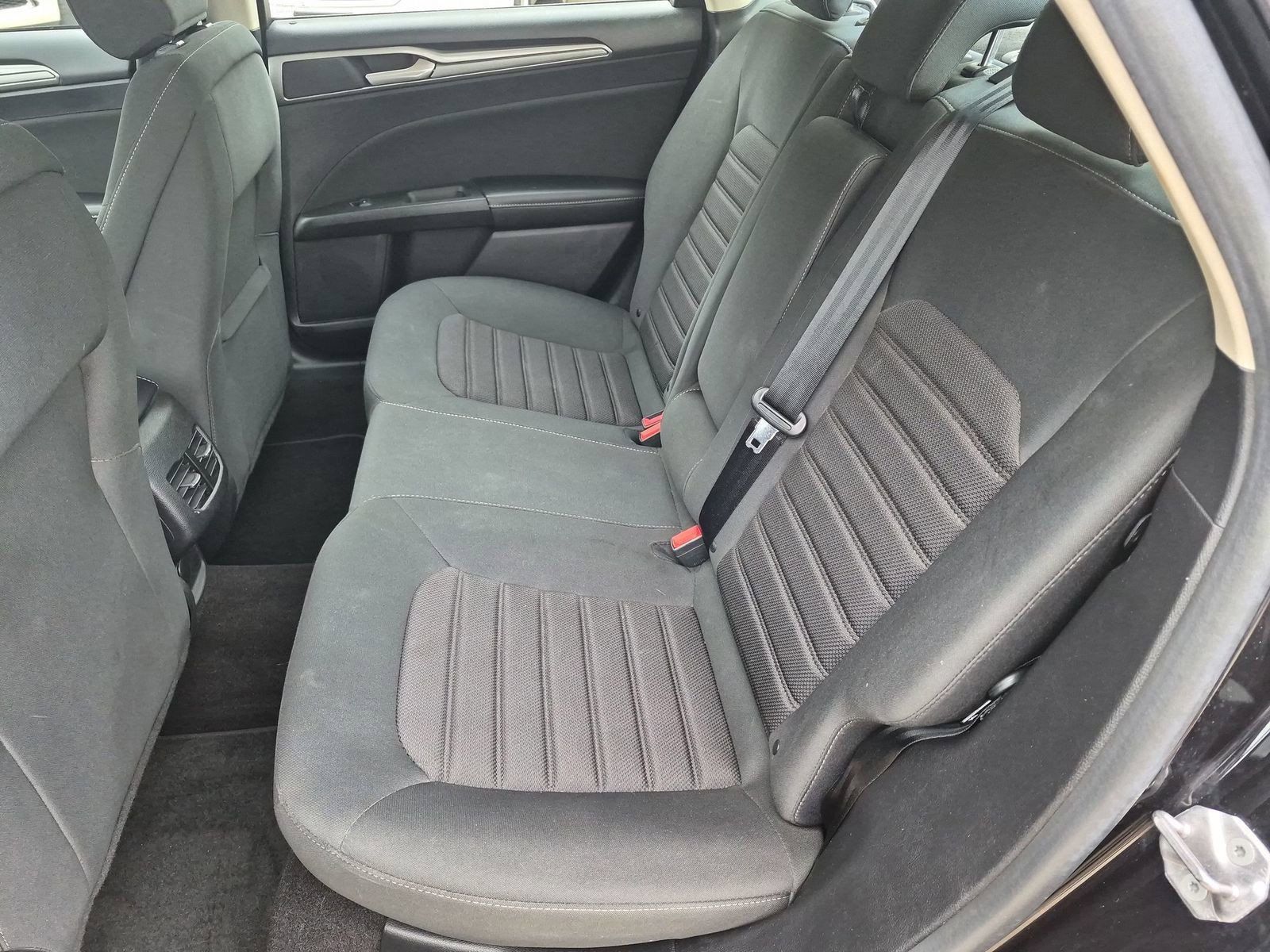 Used 2020 Ford Fusion SE FWD image 30
