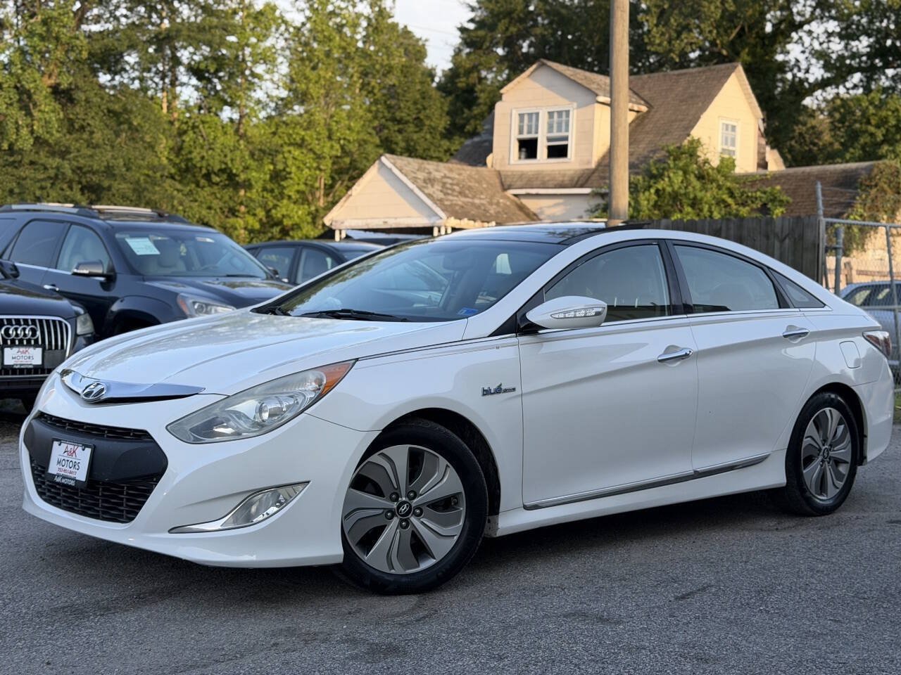 Used 2015 Hyundai Sonata Limited w/ Option Group 02 FWD image 2