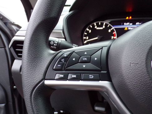 Used 2024 Nissan Altima 2.5 SV image 16