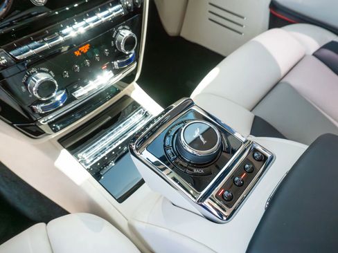Used 2024 Rolls-Royce Phantom Sedan w/ The Phantom Package RWD image 18