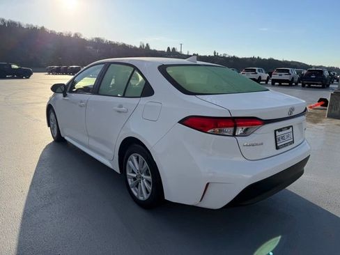 Used 2025 Toyota Corolla LE w/ LE Premium Package image 8