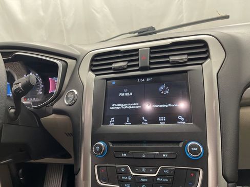 Used 2017 Ford Fusion SE w/ Fusion SE Technology Package image 13