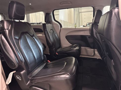Used 2024 Chrysler Pacifica Touring-L FWD image 30