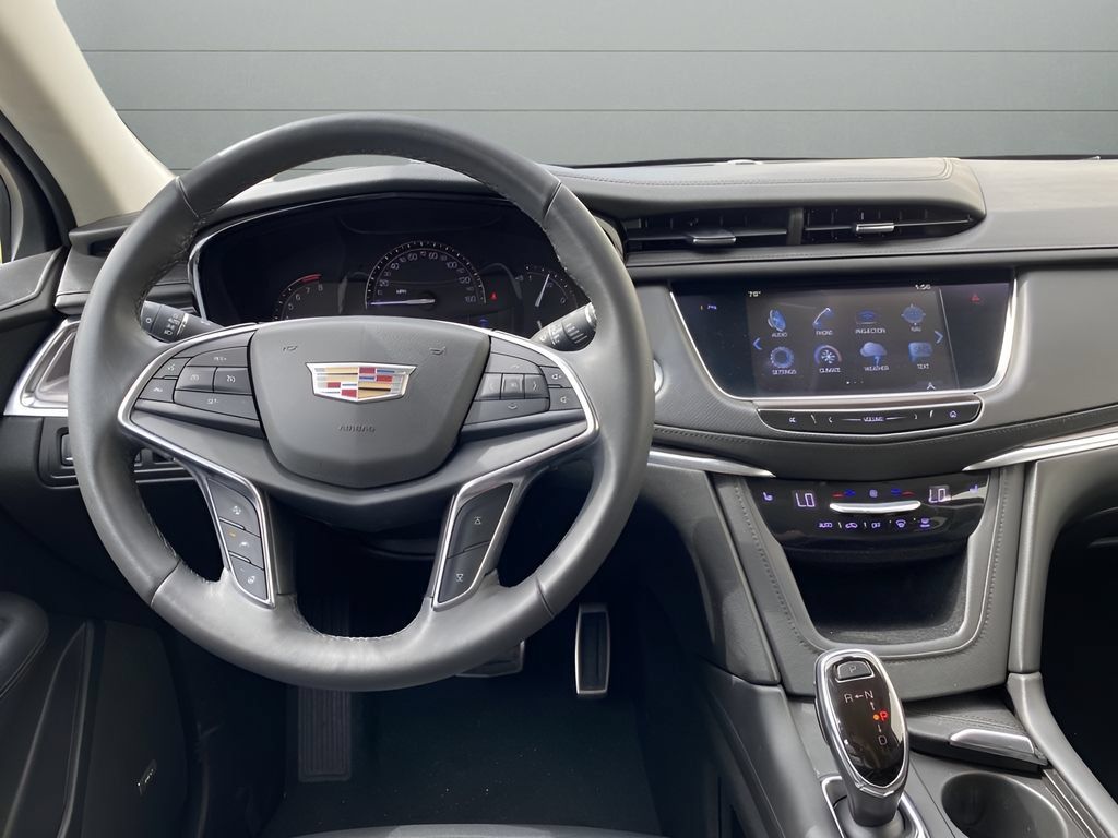 Used 2018 Cadillac XT5 Luxury w/ LPO, Sport Package FWD image 8