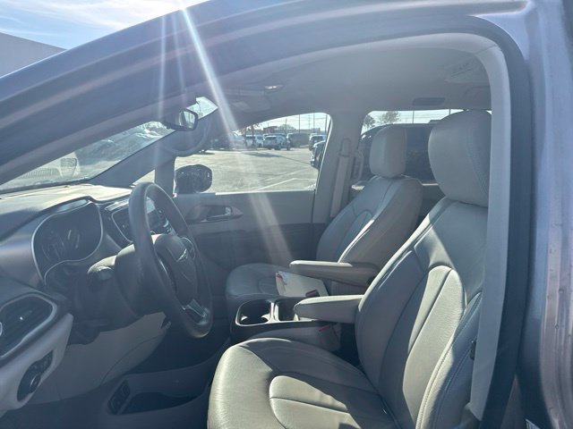 Used 2017 Chrysler Pacifica Touring Plus w/ Tire & Wheel Group FWD image 25