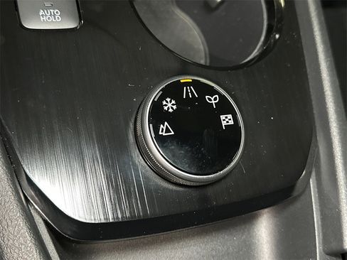 Used 2024 Nissan Rogue S image 28