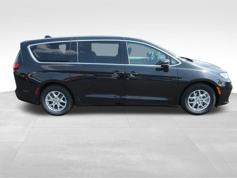 Used 2023 Chrysler Pacifica Touring-L FWD image 6