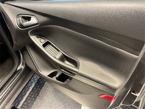 Used 2017 Ford Focus SEL w/ Cold Weather Package image 11