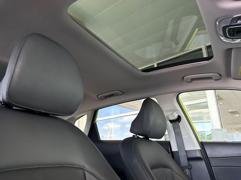 Used 2025 Hyundai Kona Limited FWD image 17