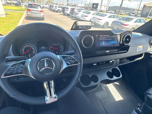Used 2025 Mercedes-Benz Sprinter 2500 image 32