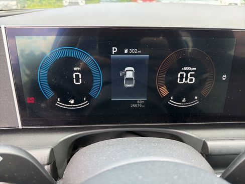 Used 2025 Hyundai Santa Cruz SEL FWD image 2