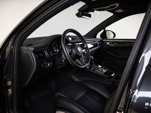 Certified 2025 Porsche Macan AWD/4WD image 5