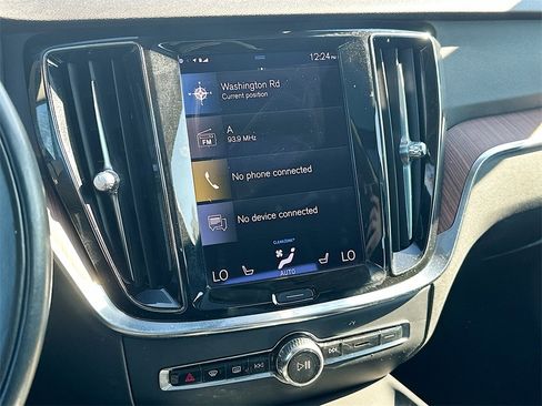 Used 2022 Volvo S60 B5 Momentum w/ Premium Package image 12