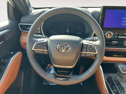 Used 2025 Toyota Highlander Platinum AWD/4WD image 14