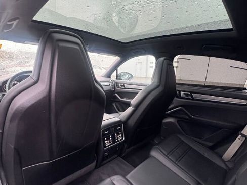 Used 2023 Porsche Cayenne Platinum Edition image 17