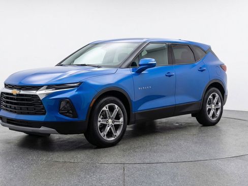 Used 2025 Chevrolet Blazer LT image 3