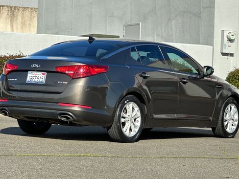 Used 2013 Kia Optima EX w/ Premium Pkg image 2