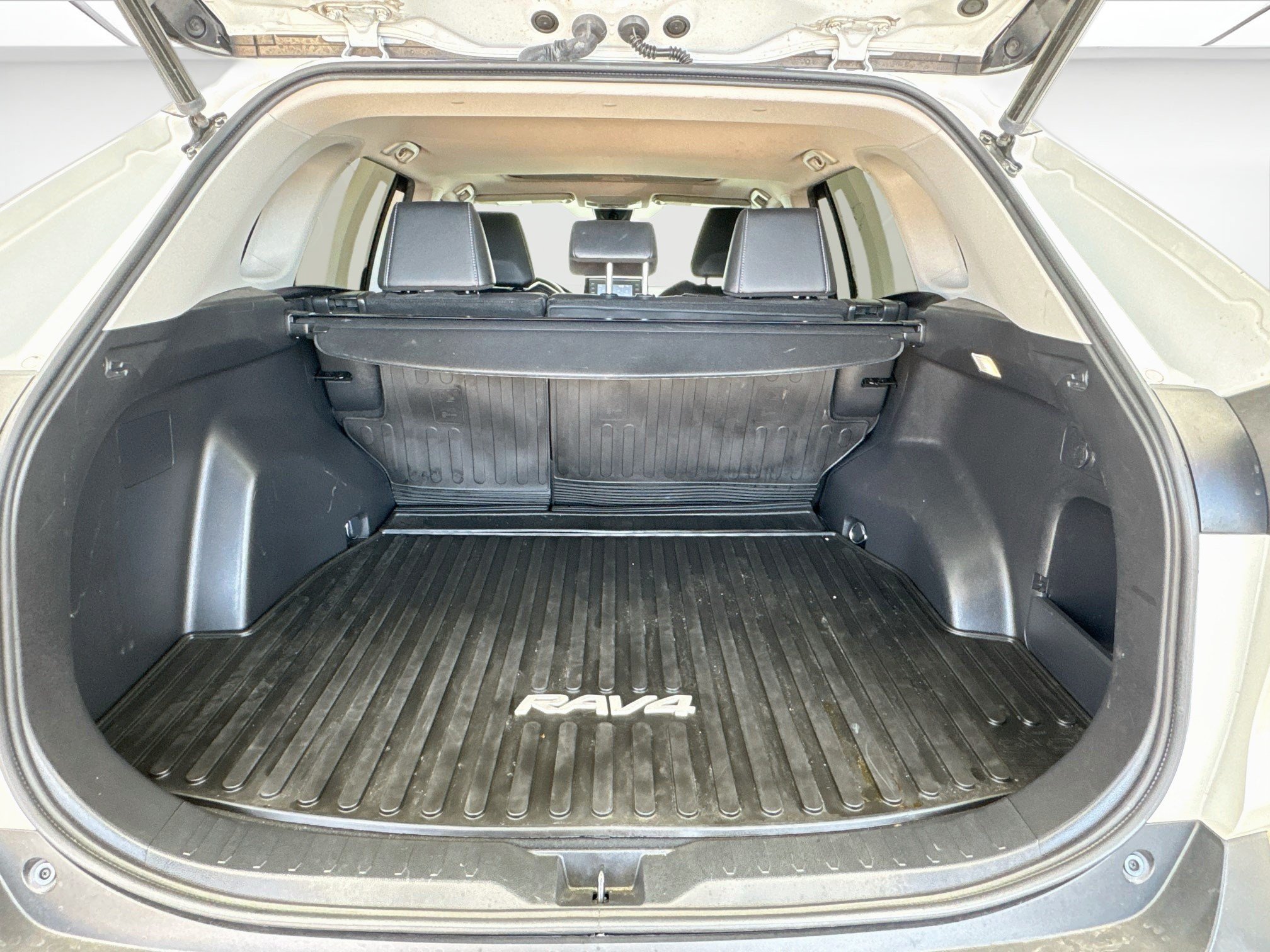 Used 2022 Toyota RAV4 XLE Premium FWD image 18