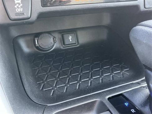 Used 2021 Toyota RAV4 LE image 31