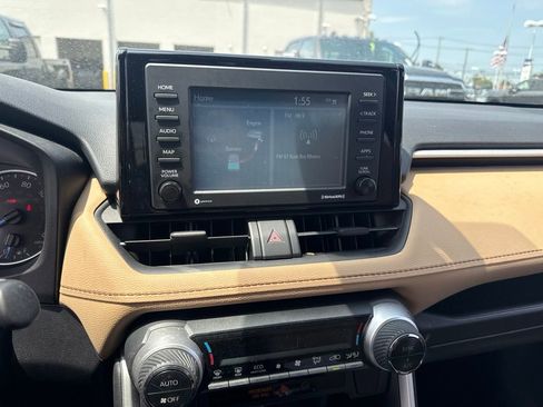Used 2021 Toyota RAV4 LE AWD/4WD image 10