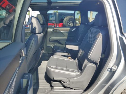 Used 2024 GMC Acadia Denali w/ Super Cruise Package image 17