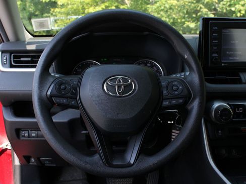 Used 2021 Toyota RAV4 LE AWD/4WD image 10