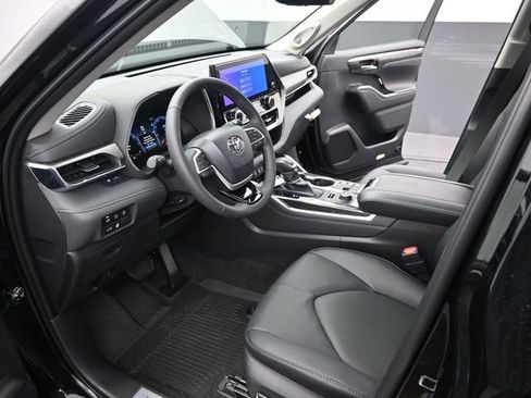 Used 2026 Toyota Highlander Limited image 5
