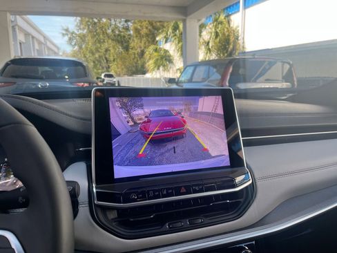 Used 2025 Jeep Compass Limited image 24