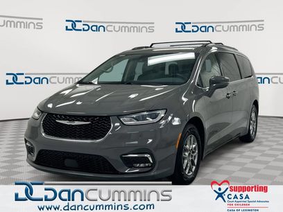 Used 2021 Chrysler Pacifica Touring w/ Uconnect Theater Family Group