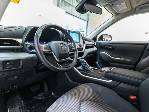 Used 2023 Toyota Highlander LE AWD/4WD image 4